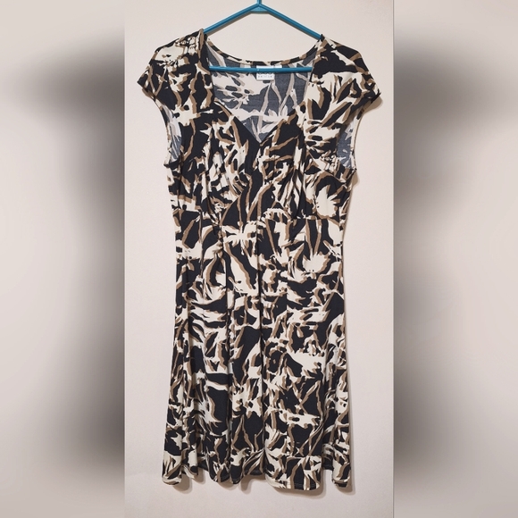 cleo Dresses & Skirts - Cleo Petites size 12 v-neck fit n' flare knee lenght cap sleeve dress